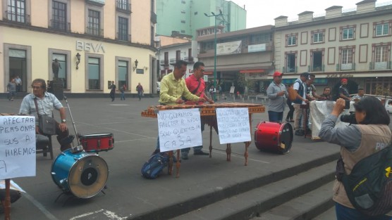 Marimberos de la ciudad de Xalapa  se manifestaron en Plaza Lerdo ya que serán retirados del primer cuadro ante la contingencia por el Covid-19, lo que los dejaría sin ingresos a mantener a su familia, y por ende piden el apoyo de Gobierno.