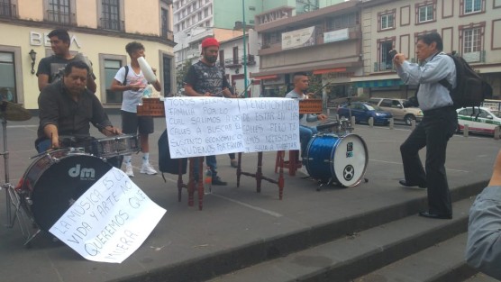 Marimberos de la ciudad de Xalapa  se manifestaron en Plaza Lerdo ya que serán retirados del primer cuadro ante la contingencia por el Covid-19, lo que los dejaría sin ingresos a mantener a su familia, y por ende piden el apoyo de Gobierno.