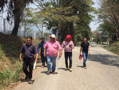Personal de la SIOP y  las Direcciones de Obras Públicas  y de Desarrollo Urbano del Ayuntamiento  de Teocelo,  recorrieron el tramo Carretero Teocelo – Texín  en compañía de representantes  de la empresa  Huazul y Asociados  S.A de C. V. quien ganó la litación para el mejoramiento de dicha carretera.  
