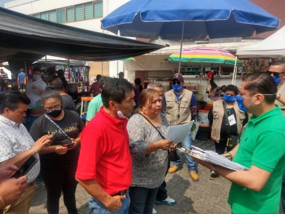 El Ayuntamiento de Xalapa, a través de la Dirección de Desarrollo Económico, exhortó este sábado a tianguistas locales a reducir la colocación de sus puestos y restringir la venta de artículos que no sean de primera necesidad ante la emergencia sanitaria por el Covid-19.  
