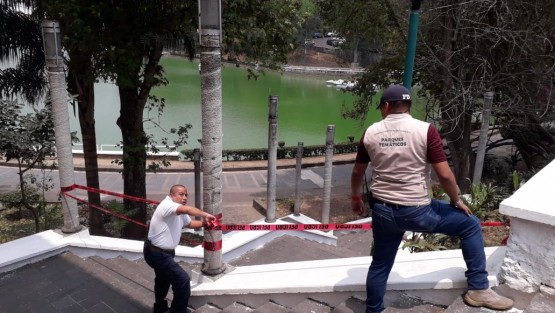 Con el objetivo de invitar a la ciudadanía a permanecer en casa durante esta jornada de Sana Distancia decretada por la autoridad federal ante la presencia del Coronavirus (Covid-19), el Ayuntamiento de Xalapa colocó cintas para restringir el acceso al Paseo de Los Lagos.
