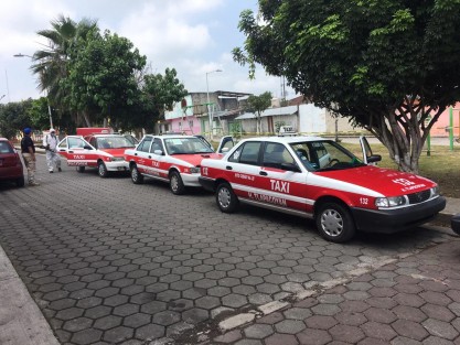 Para reforzar las acciones de prevención en el transporte público, más de 200 unidades en su modalidad de taxi en el municipio de Tlapacoyan fueron sanitizadas por el personal de protección civil. 
