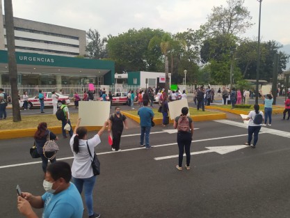 Camilleros, médicos, enfermeras, urgenciólogos, personal de limpieza entre otros, realizan una manifestación frente al Hospital General de Orizaba del Seguro Social, en exigencia de implementos de protección ante COVID-19.