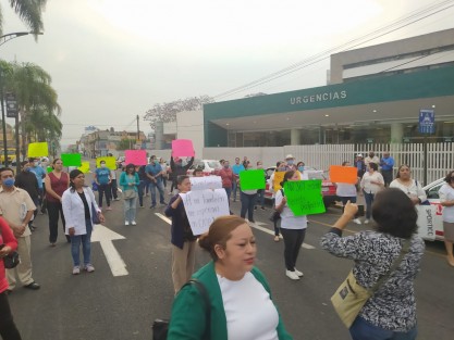 Camilleros, médicos, enfermeras, urgenciólogos, personal de limpieza entre otros, realizan una manifestación frente al Hospital General de Orizaba del Seguro Social, en exigencia de implementos de protección ante COVID-19. 