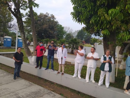 Camilleros, médicos, enfermeras, urgenciólogos, personal de limpieza entre otros, realizan una manifestación frente al Hospital General de Orizaba del Seguro Social, en exigencia de implementos de protección ante COVID-19. 