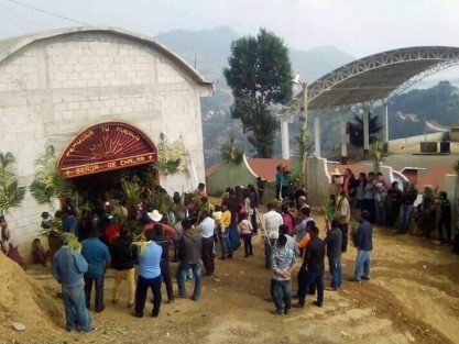 En el Municipio de Soledad Atzompa, Ver, este Domingo de Ramos no se respetó las indicaciones de contingencia sanitaria, permitiéndose la congregación masiva de personas por espacio de más de dos horas. Autoridades ni religiosas, ni municipales, hicieron algo al respecto.