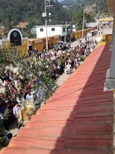 En el Municipio de Soledad Atzompa, Ver, este Domingo de Ramos no se respetó las indicaciones de contingencia sanitaria, permitiéndose la congregación masiva de personas por espacio de más de dos horas. Autoridades ni religiosas, ni municipales, hicieron algo al respecto.
