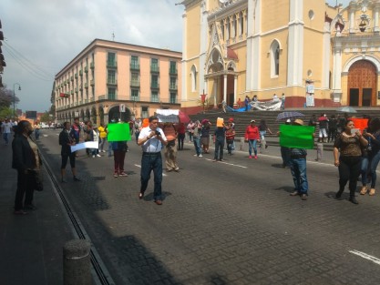 Vendedores fijos y semifijos de la parque Juárez y los Lagos afiliados a la FATEV que lidera, la señora Yolanda Romero Rojas se manifestaron en la calle de Enríquez y la plaza Lerdo exigen le sean entregadas las despensas que el ayuntamiento de Xalapa  ya habría dado  pero al parecer uno de sus miembros se llevó todo. 