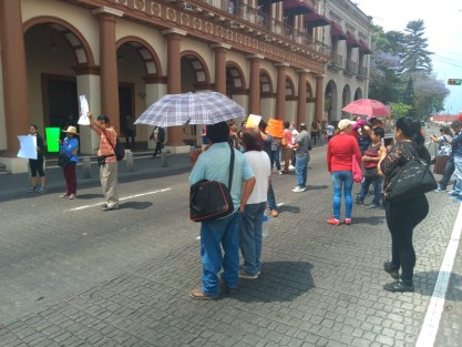 Vendedores fijos y semifijos de la parque Juárez y los Lagos afiliados a la FATEV que lidera, la señora Yolanda Romero Rojas se manifestaron en la calle de Enríquez y la plaza Lerdo exigen le sean entregadas las despensas que el ayuntamiento de Xalapa  ya habría dado  pero al parecer uno de sus miembros se llevó todo. 