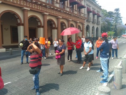 Vendedores fijos y semifijos de la parque Juárez y los Lagos afiliados a la FATEV que lidera, la señora Yolanda Romero Rojas se manifestaron en la calle de Enríquez y la plaza Lerdo exigen le sean entregadas las despensas que el ayuntamiento de Xalapa  ya habría dado  pero al parecer uno de sus miembros se llevó todo. 