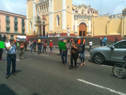 Vendedores fijos y semifijos de la parque Juárez y los Lagos afiliados a la FATEV que lidera, la señora Yolanda Romero Rojas se manifestaron en la calle de Enríquez y la plaza Lerdo exigen le sean entregadas las despensas que el ayuntamiento de Xalapa  ya habría dado  pero al parecer uno de sus miembros se llevó todo.  