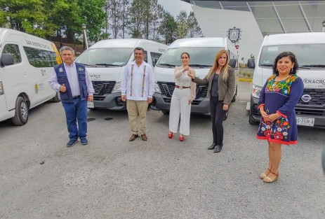 unidad fue entregada por el DIF Estatal Veracruz, de manos de su Directora Rebeca Quintanar Barceló a la Presidenta del Sistema Municipal DIF, Mara Chama Villa, estando presentes el Alcalde Mario Antonio Chama Díaz y la Síndica Municipal, Zayra del Carmen Martínez Andrade, así como Diputados Locales y Alcaldes de diferentes municipios. 