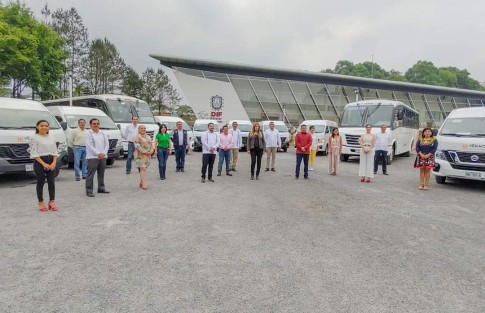 unidad fue entregada por el DIF Estatal Veracruz, de manos de su Directora Rebeca Quintanar Barceló a la Presidenta del Sistema Municipal DIF, Mara Chama Villa, estando presentes el Alcalde Mario Antonio Chama Díaz y la Síndica Municipal, Zayra del Carmen Martínez Andrade, así como Diputados Locales y Alcaldes de diferentes municipios. 