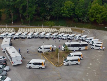 El gobernador Cuitláhuac García Jiménez entregó unidades adaptadas de transporte a 25 municipios, en beneficio de 3 mil 200 habitantes con discapacidad que deben viajar a las Unidades Básicas y Centros de Rehabilitación para ser valoradas o recibir terapias.