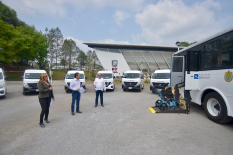 El gobernador Cuitláhuac García Jiménez entregó unidades adaptadas de transporte a 25 municipios, en beneficio de 3 mil 200 habitantes con discapacidad que deben viajar a las Unidades Básicas y Centros de Rehabilitación para ser valoradas o recibir terapias.