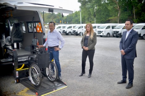 Se trata de 22 camionetas Urvan y tres autobuses que trasladarán a personas en silla de ruedas a través de 40 rutas; fueron adquiridos por 28 millones 950 mil 413.91 pesos, recursos del Fondo para la Accesibilidad en el Transporte Público para las Personas con Discapacidad (FORTADIS) 2019. 