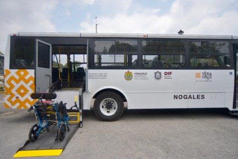 Se trata de 22 camionetas Urvan y tres autobuses que trasladarán a personas en silla de ruedas a través de 40 rutas; fueron adquiridos por 28 millones 950 mil 413.91 pesos, recursos del Fondo para la Accesibilidad en el Transporte Público para las Personas con Discapacidad (FORTADIS) 2019. 