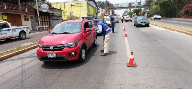 Personal de Protección Civil y Salubridad de Córdoba, Ver., apoyados por elementos de Seguridad Pública y Municipal, así como Tránsito  instalaron puestos de revisión en los cuatro accesos a la ciudad de Córdoba.