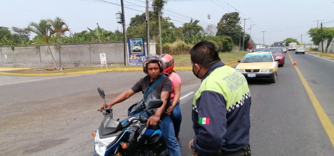 En el bulevar Córdoba-Fortín, Córdoba-Peñuela, 5 de Mayo, Tratados de Córdoba, recomendaron a las personas que circulaban en diferentes vehículos a tomar las debidas precauciones ante la pandemia. 