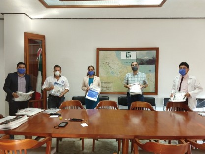 La mañana de este jueves integrantes de CANACO Orizaba, hicieron la entrega de 186 overoles y mil acetatos que se usan para la fabricación de mascarillas, a la Delegación Sur del Instituto Mexicano del Seguro Social, implementos que son necesarios para que personal médico atienda a pacientes con CONVID-19. 