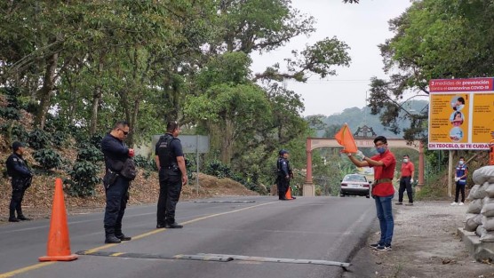 Ante la Emergencia Sanitaria Nacional y como media de prevención para evitar la propagación del COVID-19, el H. Ayuntamiento de Teocelo que preside el Alcalde Mario Antonio Chama Díaz,  implementa filtros sanitarios en las entradas al Municipio, en el Módulo de Seguridad de El Magueyal y el Panteón Municipal, 