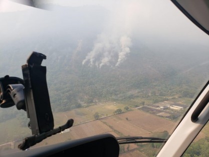 El Gobierno del Estado de Veracruz, en coordinación con fuerzas de tarea federales y municipales, mantiene labores de combate al incendio registrado el domingo 12 de abril en el municipio de San Andrés Tenejapan, y que ha presentado flancos en Tlilapan y Rafael Delgado. 