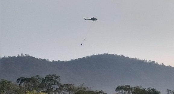 El Gobierno del Estado de Veracruz, en coordinación con fuerzas de tarea federales y municipales, mantiene labores de combate al incendio registrado el domingo 12 de abril en el municipio de San Andrés Tenejapan, y que ha presentado flancos en Tlilapan y Rafael Delgado. 
