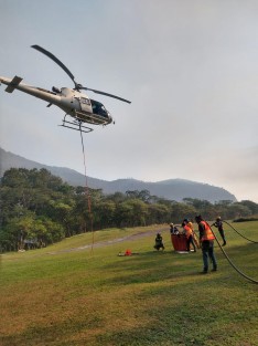El Gobierno del Estado de Veracruz, en coordinación con fuerzas de tarea federales y municipales, mantiene labores de combate al incendio registrado el domingo 12 de abril en el municipio de San Andrés Tenejapan, y que ha presentado flancos en Tlilapan y Rafael Delgado. 