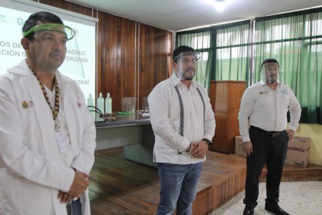 La Secretaría de Educación de Veracruz (SEV), en coordinación con la secretaría de Salud (SS), entregó 200 caretas impresas en 3D, alcohol en gel y cinco mil litros de solución desinfectante para la Jurisdicción Sanitaria VII de Orizaba y el Centro COVID del Hospital Regional de Río Blanco; así como otras 107 caretas a trabajadores de centros de salud de la región.