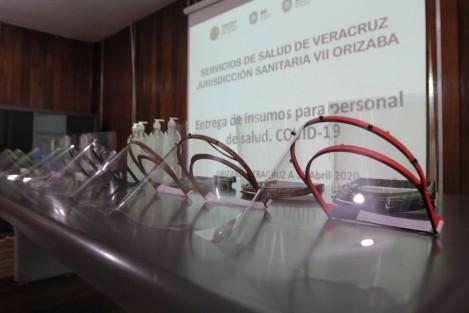 La Secretaría de Educación de Veracruz (SEV), en coordinación con la secretaría de Salud (SS), entregó 200 caretas impresas en 3D, alcohol en gel y cinco mil litros de solución desinfectante para la Jurisdicción Sanitaria VII de Orizaba y el Centro COVID del Hospital Regional de Río Blanco; así como otras 107 caretas a trabajadores de centros de salud de la región.