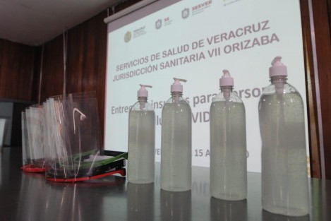 La Secretaría de Educación de Veracruz (SEV), en coordinación con la secretaría de Salud (SS), entregó 200 caretas impresas en 3D, alcohol en gel y cinco mil litros de solución desinfectante para la Jurisdicción Sanitaria VII de Orizaba y el Centro COVID del Hospital Regional de Río Blanco; así como otras 107 caretas a trabajadores de centros de salud de la región.  