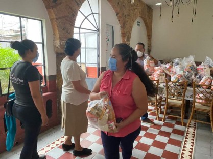 El coordinador de Grupo Legislativo del PAN, Omar Miranda, entregó apoyos a meseros y cocineros de algunos restaurantes que están siendo afectados por la contingencia por el COVID- 19. Dijo que la solidaridad y la unidad debe de prevalecer por encima de partidos e ideología. 
