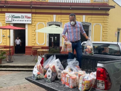 El coordinador de Grupo Legislativo del PAN, Omar Miranda, entregó apoyos a meseros y cocineros de algunos restaurantes que están siendo afectados por la contingencia por el COVID- 19. Dijo que la solidaridad y la unidad debe de prevalecer por encima de partidos e ideología. 