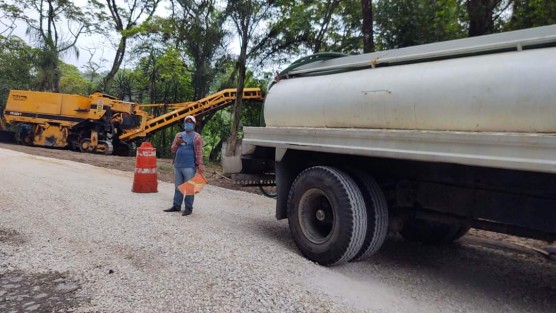 Desde el inicio  de obra el pasado 3 de abril, se mantienen los trabajos  en la carretera Teocelo - Texin, como lo son el chapeo,  la liberación de cunetas y el vertido de base, entre otras acciones que se continúan realizando de manera permanente