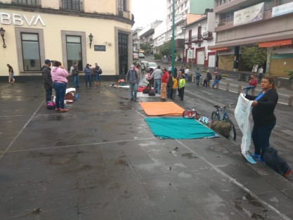 Vendedores de objetos de segunda mano instalaron sus puestos en Plaza Lerdo a manera de protesta, ya que al no ser su mercancía de primera necesidad no los dejan vender por ahora en los tianguis. Piden ayuda de las autoridades municipales y estatales para sobrevivir la cuarentena.