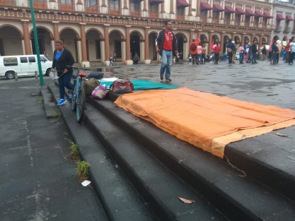 Vendedores de objetos de segunda mano instalaron sus puestos en Plaza Lerdo a manera de protesta, ya que al no ser su mercancía de primera necesidad no los dejan vender por ahora en los tianguis. Piden ayuda de las autoridades municipales y estatales para sobrevivir la cuarentena.