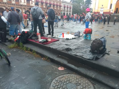 Vendedores de objetos de segunda mano instalaron sus puestos en Plaza Lerdo a manera de protesta, ya que al no ser su mercancía de primera necesidad no los dejan vender por ahora en los tianguis. Piden ayuda de las autoridades municipales y estatales para sobrevivir la cuarentena.