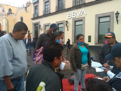 Vendedores de objetos de segunda mano instalaron sus puestos en Plaza Lerdo a manera de protesta, ya que al no ser su mercancía de primera necesidad no los dejan vender por ahora en los tianguis. Piden ayuda de las autoridades municipales y estatales para sobrevivir la cuarentena. 