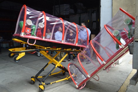 La Dirección General del ISSSTE en Veracruz envió a las Unidades Médicas del norte y sur del Estado, cápsulas especiales para traslado de pacientes con COVID-19, así como insumos, materiales y uniformes para uso del cuerpo médico que atiende a pacientes afectados por coronavirus.  