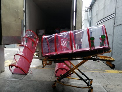 La Dirección General del ISSSTE en Veracruz envió a las Unidades Médicas del norte y sur del Estado, cápsulas especiales para traslado de pacientes con COVID-19, así como insumos, materiales y uniformes para uso del cuerpo médico que atiende a pacientes afectados por coronavirus.  