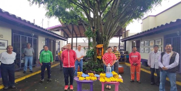 Dando continuidad a las acciones preventivas ante la contingencia de salud actual y con el objetivo de proveer de equipo a los trabajadores del Municipio para el buen desempeño de sus labores, el Ayto de Teocelo que encabeza el Alcalde Mario Antonio Chama, la Síndica Municipal, Zayra del Carmen Martínez Andrade y la Dirección de Ecología y Medio Ambiente, con sana distancia entregaron, pares de guantes e insumos a trabajadores sindicalizados y de confianza de las áreas de Limpia Pública y Planta de Lombricomposta. 