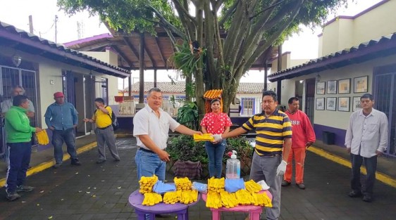 Dando continuidad a las acciones preventivas ante la contingencia de salud actual y con el objetivo de proveer de equipo a los trabajadores del Municipio para el buen desempeño de sus labores, el Ayto de Teocelo que encabeza el Alcalde Mario Antonio Chama, la Síndica Municipal, Zayra del Carmen Martínez Andrade y la Dirección de Ecología y Medio Ambiente, con sana distancia entregaron, pares de guantes e insumos a trabajadores sindicalizados y de confianza de las áreas de Limpia Pública y Planta de Lombricomposta. 