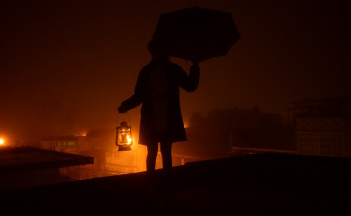 Para Xalapa y la región se espera nublados con nieblas, lloviznas y lluvias aisladas de 5 a 15 mm y locales de 30 mm, sin descartar actividad de tormentas por la tarde-noche, periodos de sol entre la mañana y el mediodía. Viento del este y sureste de 10 a 25 km/h. Noche-madrugada con ambiente fresco a relativamente frío, temperatura diurna alta. T. máx./T. min. (°C): La Joya 22/11, Naolinco 25/14, Xalapa 27/15; Huatusco 24/14, Coscomatepec 26/15, Córdoba 29/17.  