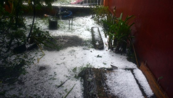 Además, en los siguientes días, se esperan condiciones limitadas para precipitaciones, sin embargo, pueden presentarse lluvias de tipo aislado con algunas tormentas y posibilidad de caída de granizo después del máximo calentamiento en regiones montañosas del norte-centro.