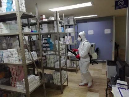 Debido a la emergencia sanitaria provocada por el virus SARS-CoV2 (COVID-19) y continuando con las acciones preventivas, cuadrillas de personal especializado realizan en cada Clínica-Hospital del ISSSTE en Veracruz, así como en las Unidades Médicas del centro, sur y norte de la Entidad, una sanitización por aspersión de frío para enfrentar la pandemia. 