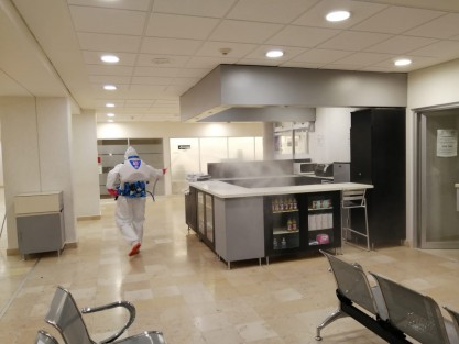 Debido a la emergencia sanitaria provocada por el virus SARS-CoV2 (COVID-19) y continuando con las acciones preventivas, cuadrillas de personal especializado realizan en cada Clínica-Hospital del ISSSTE en Veracruz, así como en las Unidades Médicas del centro, sur y norte de la Entidad, una sanitización por aspersión de frío para enfrentar la pandemia. 