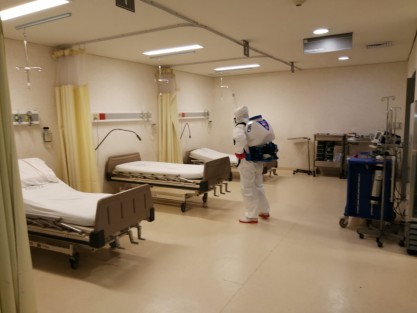 Debido a la emergencia sanitaria provocada por el virus SARS-CoV2 (COVID-19) y continuando con las acciones preventivas, cuadrillas de personal especializado realizan en cada Clínica-Hospital del ISSSTE en Veracruz, así como en las Unidades Médicas del centro, sur y norte de la Entidad, una sanitización por aspersión de frío para enfrentar la pandemia. 