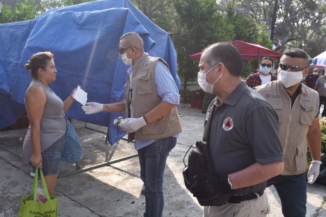 Para reforzar las medidas de prevención contra el Covid-19, personal de la Dirección de Protección Civil y del Departamento de Inspección y Atención Comercial (DIAC) de la Subdirección de Comercio, entregó 3 mil cubrebocas a comerciantes de diversos tianguis y mercados de la ciudad. 
