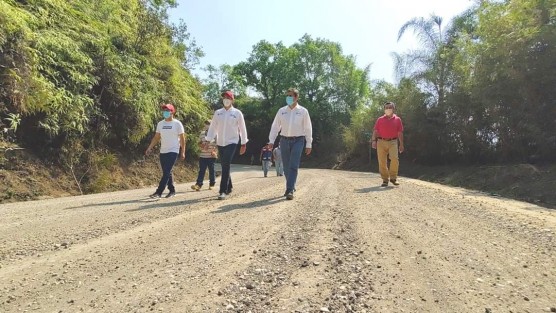 El día de hoy 21 de abril,  el Municipio de Teocelo tuvo la visita del Subsecretario de Infraestructura de la SIOP, Arq. Fernando Elías Guevara y del Director General de Construcción de Caminos y Carreteras Estatales, Ing. David Guiot López, para supervisar los trabajos en la Carretera Teocelo – Texin, la cual registra un 20% de avance a pocos días de su inicio.  