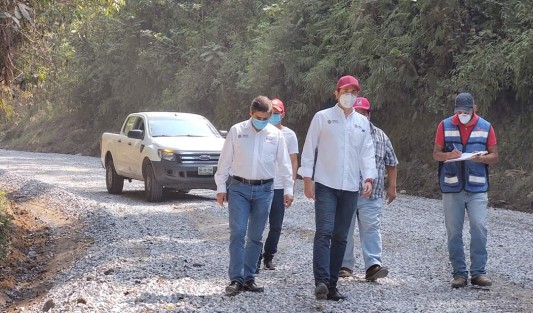 El día de hoy 21 de abril,  el Municipio de Teocelo tuvo la visita del Subsecretario de Infraestructura de la SIOP, Arq. Fernando Elías Guevara y del Director General de Construcción de Caminos y Carreteras Estatales, Ing. David Guiot López, para supervisar los trabajos en la Carretera Teocelo – Texin, la cual registra un 20% de avance a pocos días de su inicio.  